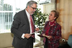 Rector Juan Manuel Zolezzi con Rita Claverie de Sciolli, embajadora de Guatemala en Chile